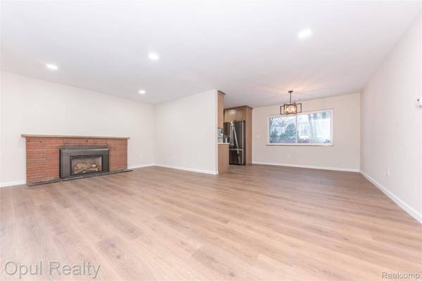 23220 Fleming DR, Farmington, MI 48335