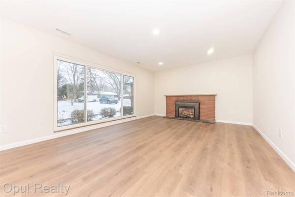 23220 Fleming DR, Farmington, MI 48335