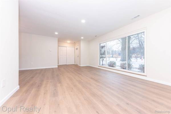 23220 Fleming DR, Farmington, MI 48335