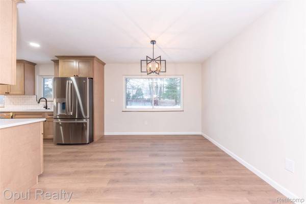 23220 Fleming DR, Farmington, MI 48335