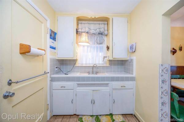 6514 Woodmont AVE, Detroit, MI 48228