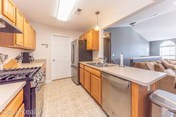 11698 Farmington RD, Livonia, MI 48150
