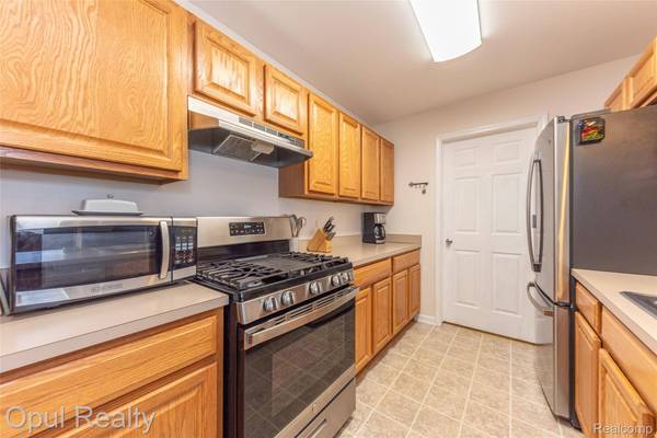 11698 Farmington RD, Livonia, MI 48150