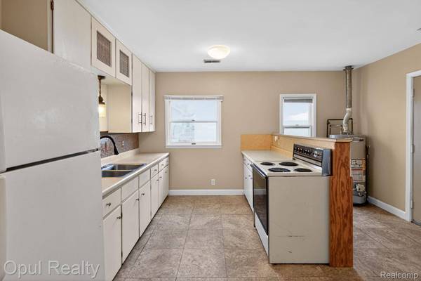 522 E Cavanaugh RD, Lansing, MI 48910