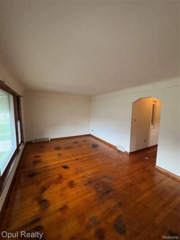 504 E Pearl AVE, Hazel Park, MI 48030