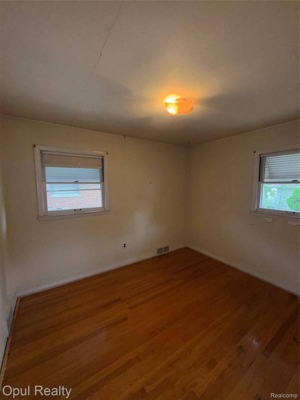 504 E Pearl AVE, Hazel Park, MI 48030
