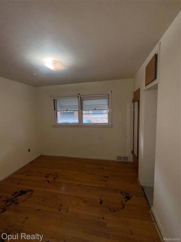 504 E Pearl AVE, Hazel Park, MI 48030