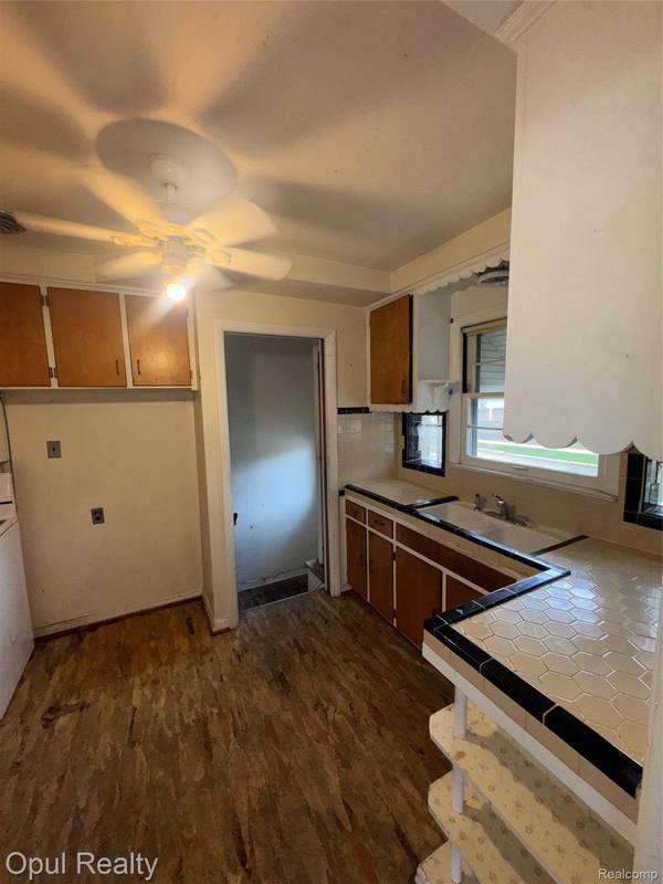 504 E Pearl AVE, Hazel Park, MI 48030
