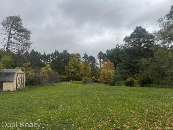 885 Sebek ST, Oxford Charter Township, MI 48371