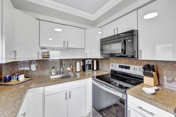 1012 SW 11th St #20N, Hallandale Beach, FL 33009