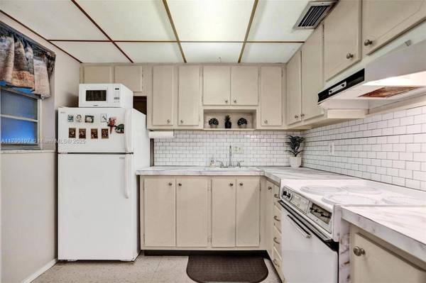 700 Layne Blvd #218, Hallandale Beach, FL 33009