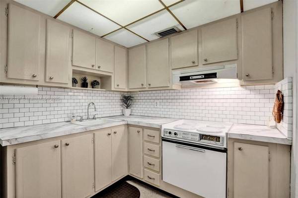 700 Layne Blvd #218, Hallandale Beach, FL 33009