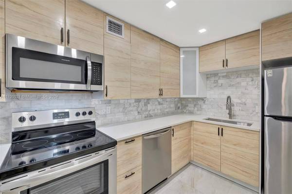 3113 S Ocean Dr #303, Hallandale Beach, FL 33009