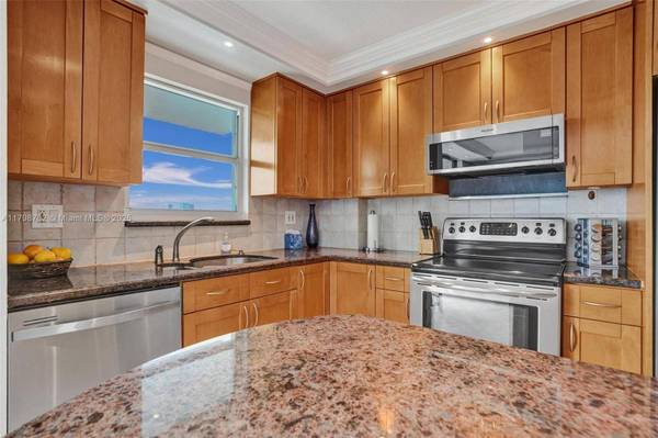 137 Golden Isles Dr #1105, Hallandale Beach, FL 33009