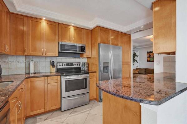 137 Golden Isles Dr #1105, Hallandale Beach, FL 33009