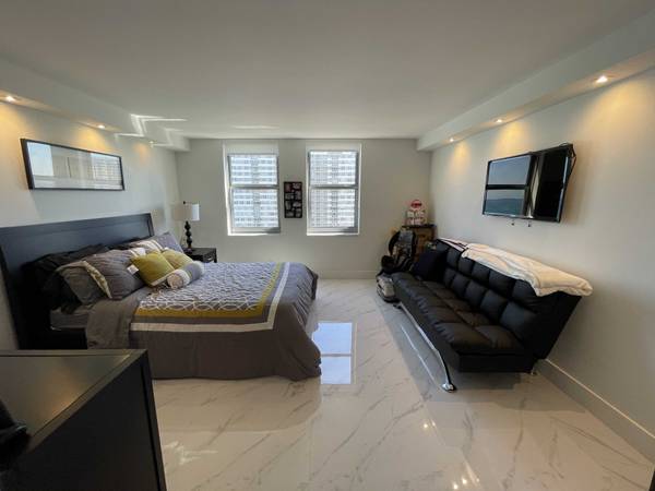 1912 S Ocean Dr #17A, Hallandale, FL 33009