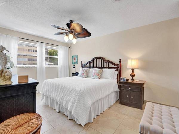 2600 Diana Dr #105, Hallandale Beach, FL 33009