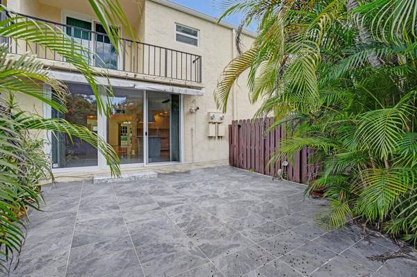 2220 NE 11th St, Hallandale Beach, FL 33009