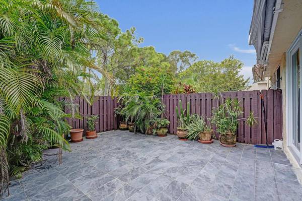 2220 NE 11th St, Hallandale Beach, FL 33009