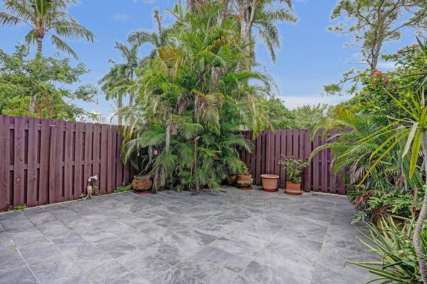 2220 NE 11th St, Hallandale Beach, FL 33009