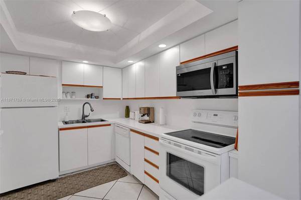 3113 S Ocean Dr #404, Hallandale Beach, FL 33009