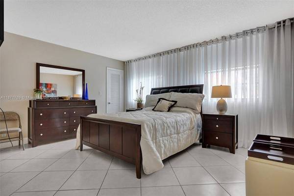 3113 S Ocean Dr #404, Hallandale Beach, FL 33009