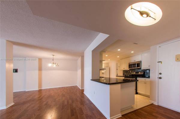 1833 S Ocean Dr #906, Hallandale Beach, FL 33009