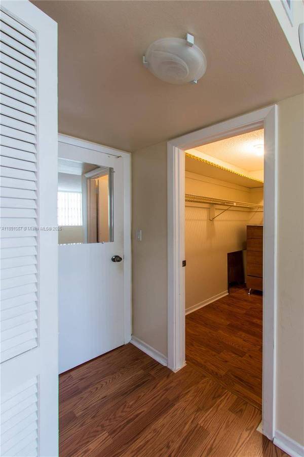 1833 S Ocean Dr #906, Hallandale Beach, FL 33009