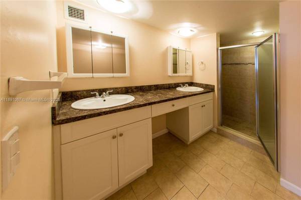 1833 S Ocean Dr #906, Hallandale Beach, FL 33009