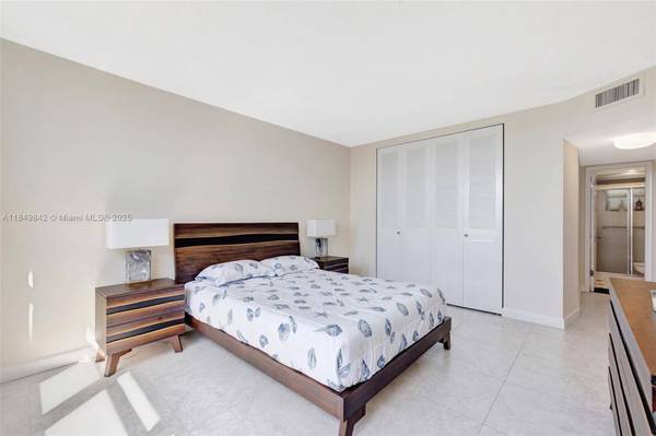 3181 S Ocean Dr #405, Hallandale Beach, FL 33009