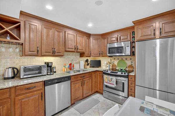 1833 S Ocean Dr #1004, Hallandale Beach, FL 33009