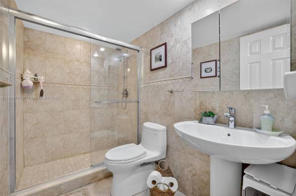 1833 S Ocean Dr #1004, Hallandale Beach, FL 33009