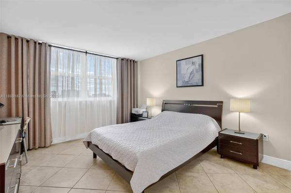 1833 S Ocean Dr #1004, Hallandale Beach, FL 33009