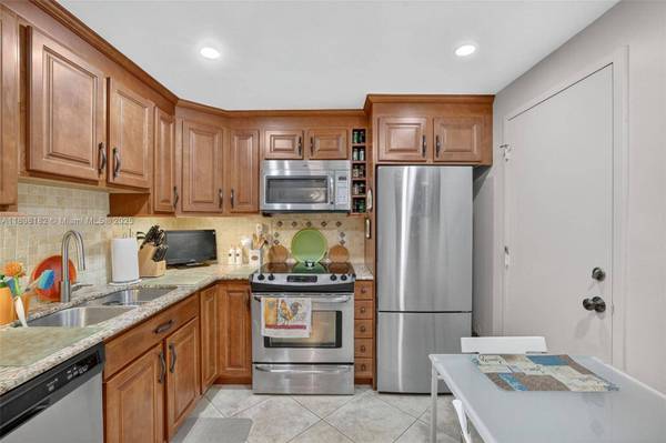 1833 S Ocean Dr #1004, Hallandale Beach, FL 33009