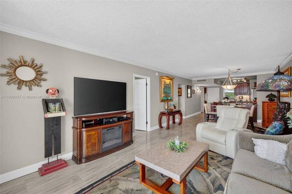 121 Golden Isles Dr #205, Hallandale Beach, FL 33009