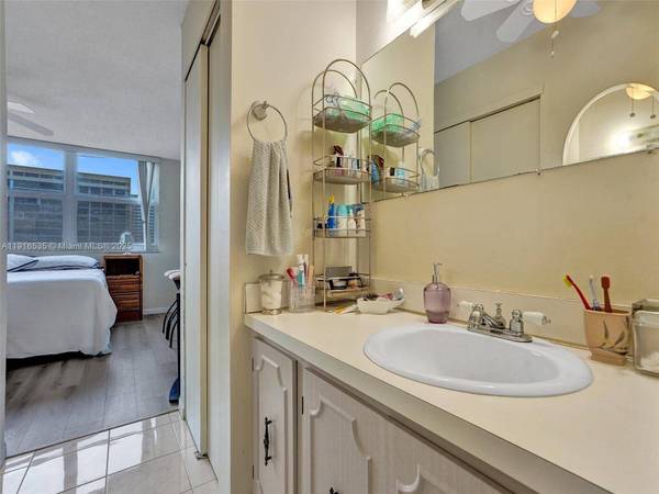 3113 S Ocean Dr #603, Hallandale Beach, FL 33009