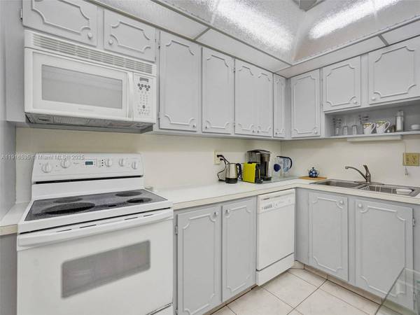 3113 S Ocean Dr #603, Hallandale Beach, FL 33009