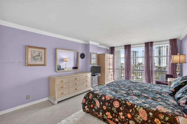 1000 Parkview Dr #806, Hallandale Beach, FL 33009