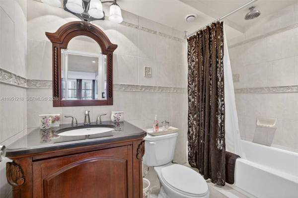 1000 Parkview Dr #806, Hallandale Beach, FL 33009