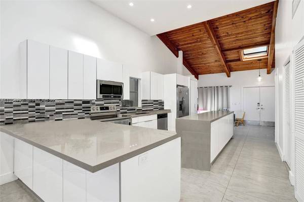 2619 S Parkview Dr, Hallandale Beach, FL 33009