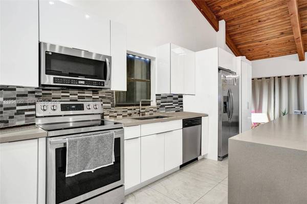 2619 S Parkview Dr, Hallandale Beach, FL 33009