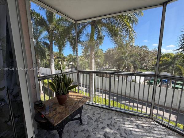 3181 S Ocean Dr #305, Hallandale Beach, FL 33009