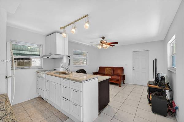 2543 Liberty St, Hollywood, FL 33020