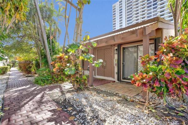 2619 S Parkview Dr, Hallandale Beach, FL 33009