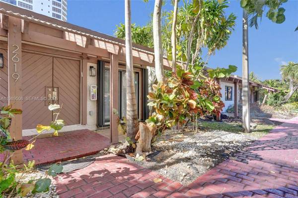 2619 S Parkview Dr, Hallandale Beach, FL 33009