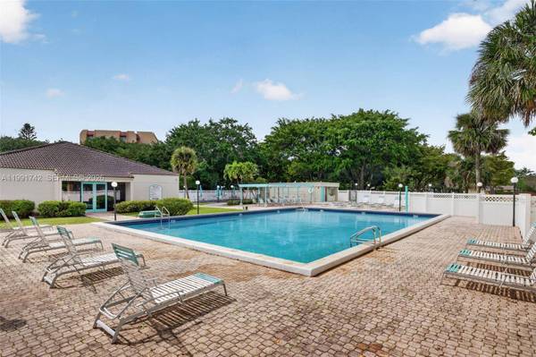 3100 W Rolling Hills Cir #303, Davie, FL 33328