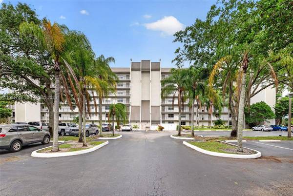 3100 W Rolling Hills Cir #303, Davie, FL 33328