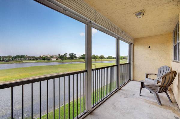 3100 W Rolling Hills Cir #303, Davie, FL 33328