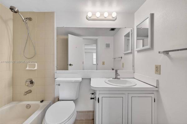 3100 W Rolling Hills Cir #303, Davie, FL 33328