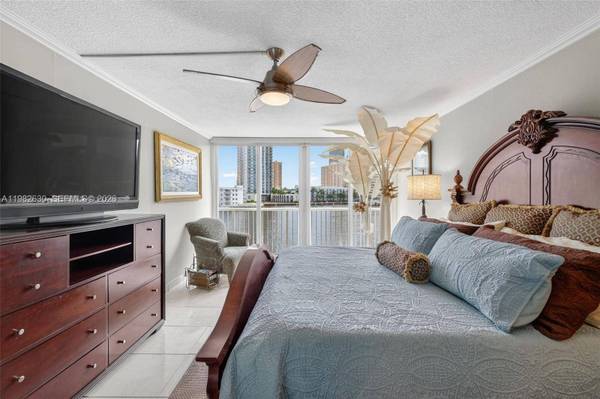 121 Golden Isles Dr #205, Hallandale Beach, FL 33009